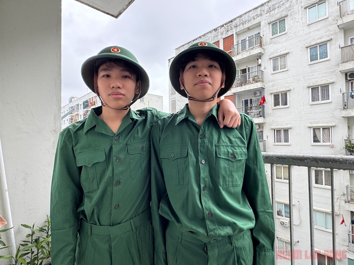 Hai anh em song sinh ở Đà Nẵng tình nguyện nhập ngũ- Ảnh 2. Hai anh em song sinh ở Đà Nẵng tình nguyện nhập ngũ- Ảnh 2.