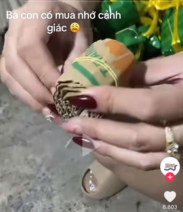 Chủ quán bán nem mô hình ở núi Bà Đen lên clip, cộng đồng mạng "quay xe"- Ảnh 1. Chủ quán bán nem mô hình ở núi Bà Đen lên clip, cộng đồng mạng "quay xe"- Ảnh 1.
