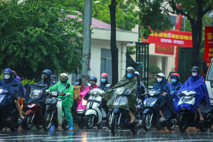 CSGT thông tin về việc "dừng xe máy mặc áo mưa có thể bị phạt tới 14 triệu đồng"- Ảnh 1. CSGT thông tin về việc "dừng xe máy mặc áo mưa có thể bị phạt tới 14 triệu đồng"- Ảnh 1.