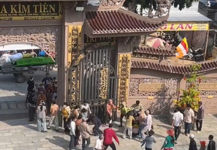 Diễn biến mới vụ 50 người dàn cảnh cướp, đánh 1 gia đình đi chùa- Ảnh 1. Diễn biến mới vụ 50 người dàn cảnh cướp, đánh 1 gia đình đi chùa- Ảnh 1.