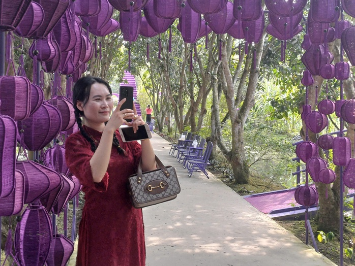 Hết Tết, du khách vẫn rủ nhau đến điểm du lịch toàn màu tím- Ảnh 12. Hết Tết, du khách vẫn rủ nhau đến điểm du lịch toàn màu tím- Ảnh 12.
