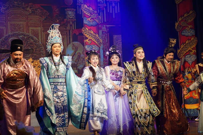 "Chuông vàng vọng cổ" Lê Hoàng Nghi tạo dấu ấn đẹp đầu năm- Ảnh 4. "Chuông vàng vọng cổ" Lê Hoàng Nghi tạo dấu ấn đẹp đầu năm- Ảnh 4.