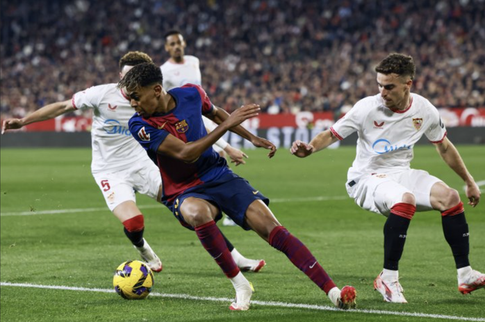 Thắng vùi dập Sevilla, Barcelona tăng tốc đua vô địch La Liga- Ảnh 1. Thắng vùi dập Sevilla, Barcelona tăng tốc đua vô địch La Liga- Ảnh 1.
