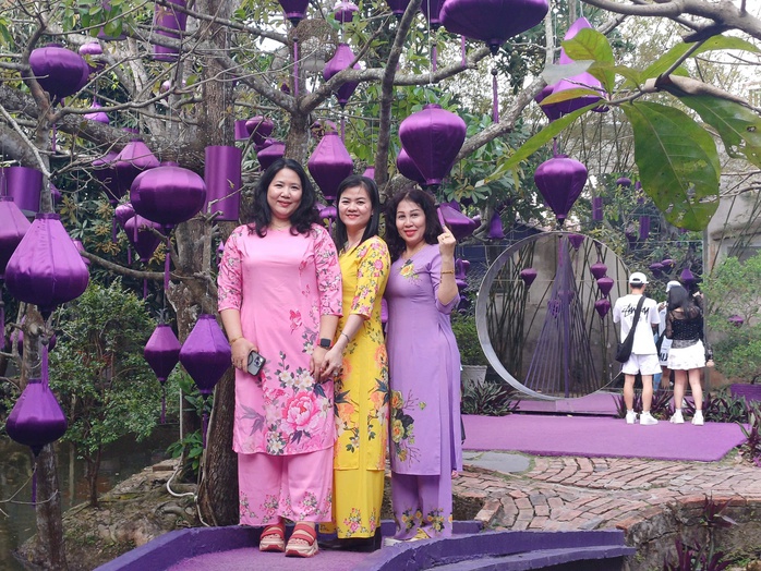 Hết Tết, du khách vẫn rủ nhau đến điểm du lịch toàn màu tím- Ảnh 9. Hết Tết, du khách vẫn rủ nhau đến điểm du lịch toàn màu tím- Ảnh 9.