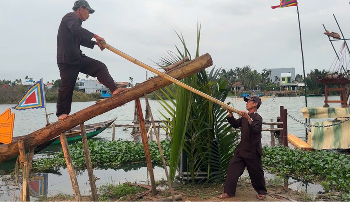 Du khách đổ về lễ hội làng mộc Kim Bồng - Hội An để trải nghiệm miễn phí nhiều dịch vụ- Ảnh 2. Du khách đổ về lễ hội làng mộc Kim Bồng - Hội An để trải nghiệm miễn phí nhiều dịch vụ- Ảnh 2.