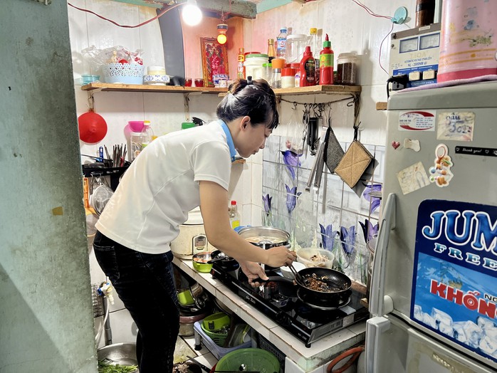 Lương không đủ sống, vì sao nhiều công nhân không dám nghỉ việc?- Ảnh 2. Lương không đủ sống, vì sao nhiều công nhân không dám nghỉ việc?- Ảnh 2.