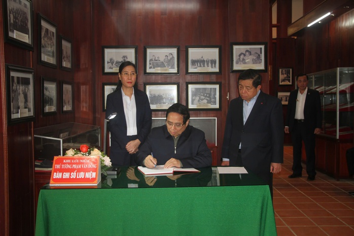 Thủ tướng Phạm Minh Chính dâng hương tại Khu lưu niệm Thủ tướng Phạm Văn Đồng- Ảnh 3. Thủ tướng Phạm Minh Chính dâng hương tại Khu lưu niệm Thủ tướng Phạm Văn Đồng- Ảnh 3.