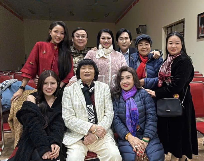 Khán giả Đông Anh - Hà Nội chịu lạnh rét ngồi xem "Tô Ánh Nguyệt" Minh Vương – Lệ Thủy- Ảnh 5. Khán giả Đông Anh - Hà Nội chịu lạnh rét ngồi xem "Tô Ánh Nguyệt" Minh Vương – Lệ Thủy- Ảnh 5.