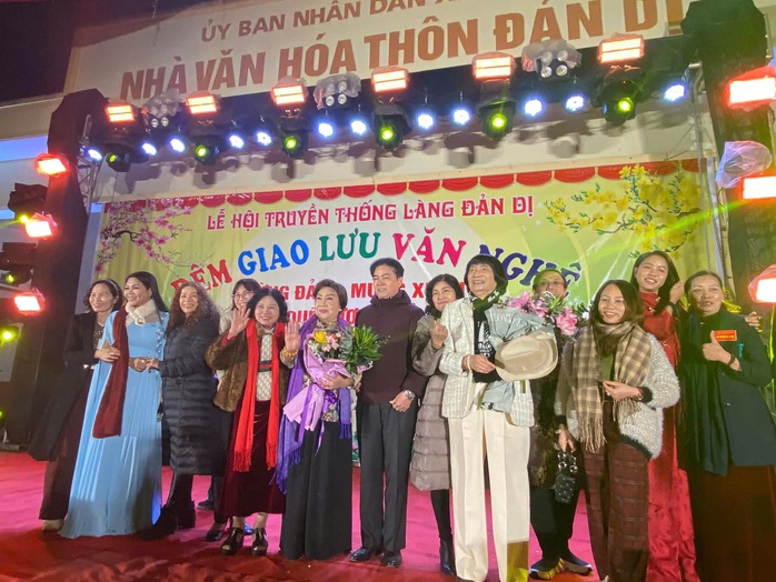 Khán giả Đông Anh - Hà Nội chịu lạnh rét ngồi xem "Tô Ánh Nguyệt" Minh Vương – Lệ Thủy- Ảnh 3. Khán giả Đông Anh - Hà Nội chịu lạnh rét ngồi xem "Tô Ánh Nguyệt" Minh Vương – Lệ Thủy- Ảnh 3.