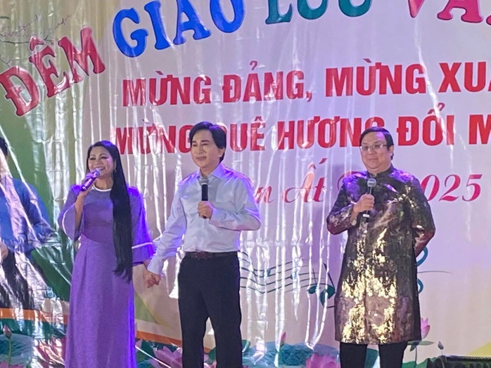 Khán giả Đông Anh - Hà Nội chịu lạnh rét ngồi xem "Tô Ánh Nguyệt" Minh Vương – Lệ Thủy- Ảnh 4. Khán giả Đông Anh - Hà Nội chịu lạnh rét ngồi xem "Tô Ánh Nguyệt" Minh Vương – Lệ Thủy- Ảnh 4.