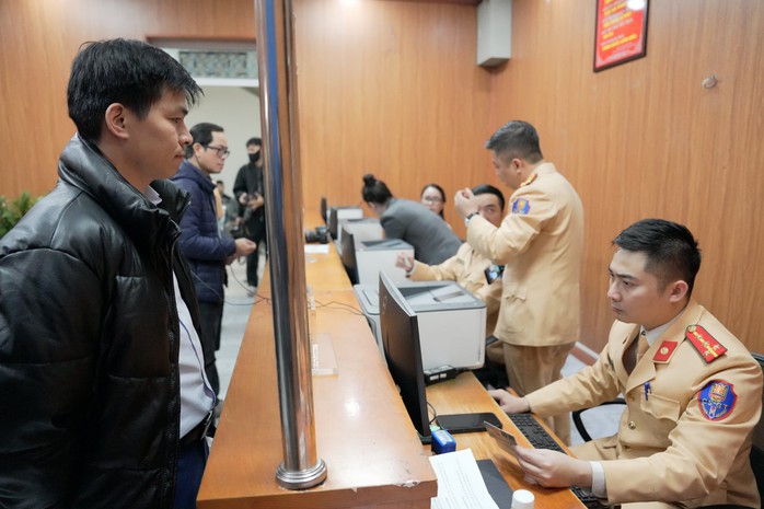 Lực lượng CSGT hướng dẫn người dân làm thủ tục cấp, đổi giấy phép lái xe ngày 1-3 Ảnh: NGUYỄN HƯỞNG Lực lượng CSGT hướng dẫn người dân làm thủ tục cấp, đổi giấy phép lái xe ngày 1-3 Ảnh: NGUYỄN HƯỞNG