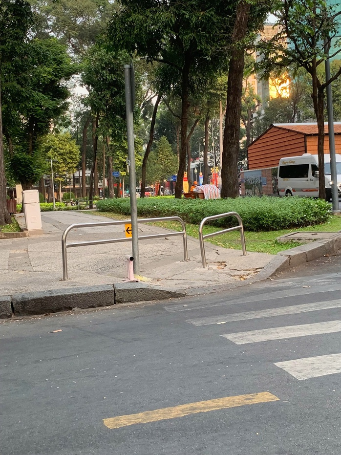 Lề đường, công viên cần thông thoáng- Ảnh 1. Lề đường, công viên cần thông thoáng- Ảnh 1.