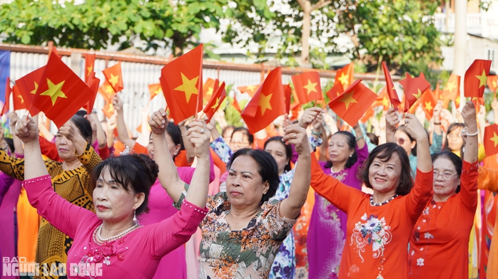 TP HCM: Hơn 200 người đồng diễn áo dài, chào mừng hàng loạt sự kiện quan trọng- Ảnh 4. TP HCM: Hơn 200 người đồng diễn áo dài, chào mừng hàng loạt sự kiện quan trọng- Ảnh 4.