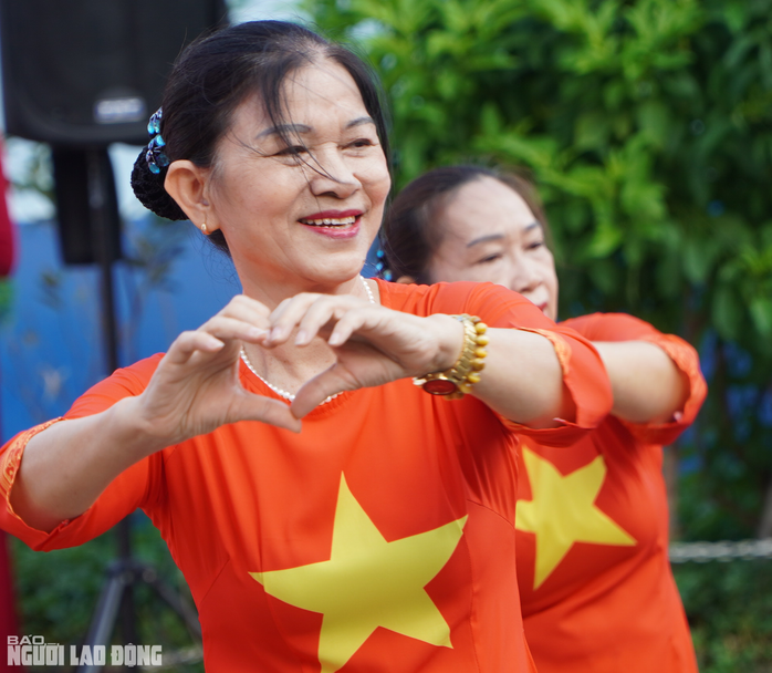 TP HCM: Hơn 200 người đồng diễn áo dài, chào mừng hàng loạt sự kiện quan trọng- Ảnh 5. TP HCM: Hơn 200 người đồng diễn áo dài, chào mừng hàng loạt sự kiện quan trọng- Ảnh 5.