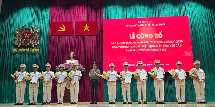 Công an TP HCM công bố nhiều quyết định quan trọng về công tác cán bộ- Ảnh 3. Công an TP HCM công bố nhiều quyết định quan trọng về công tác cán bộ- Ảnh 3.
