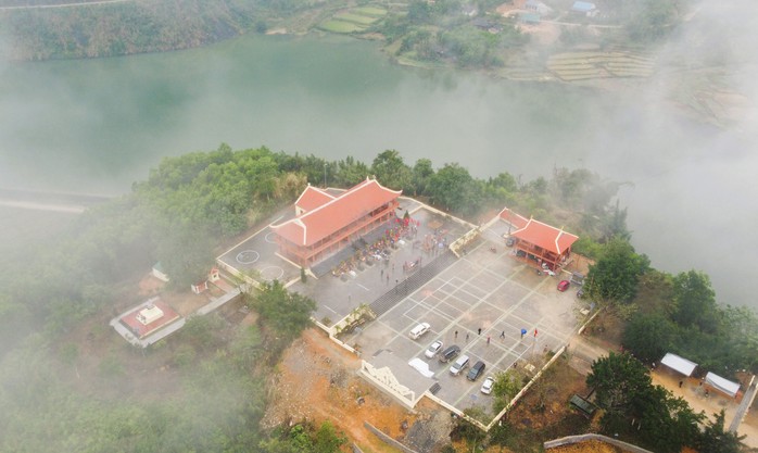 Độc đáo ngôi đền Chín Gian có 9 con trâu quỳ gối trước đền- Ảnh 1. Độc đáo ngôi đền Chín Gian có 9 con trâu quỳ gối trước đền- Ảnh 1.