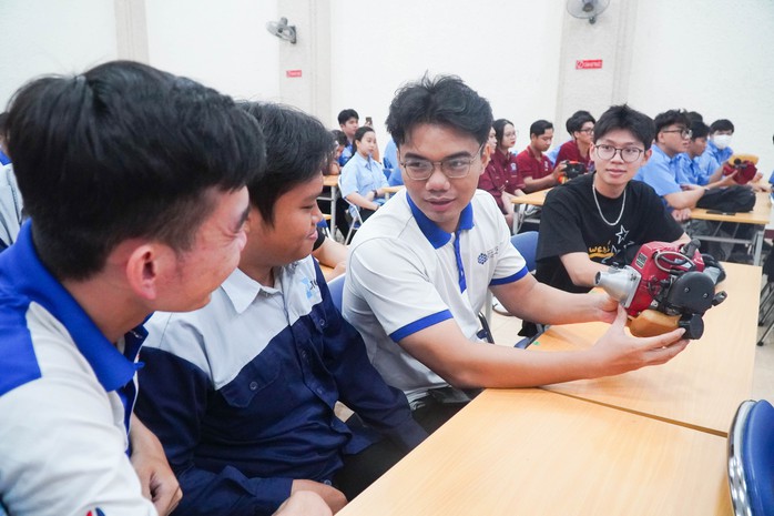 Một trường CĐ ở TP HCM tặng động cơ để sinh viên thỏa sức sáng tạo- Ảnh 1. Một trường CĐ ở TP HCM tặng động cơ để sinh viên thỏa sức sáng tạo- Ảnh 1.