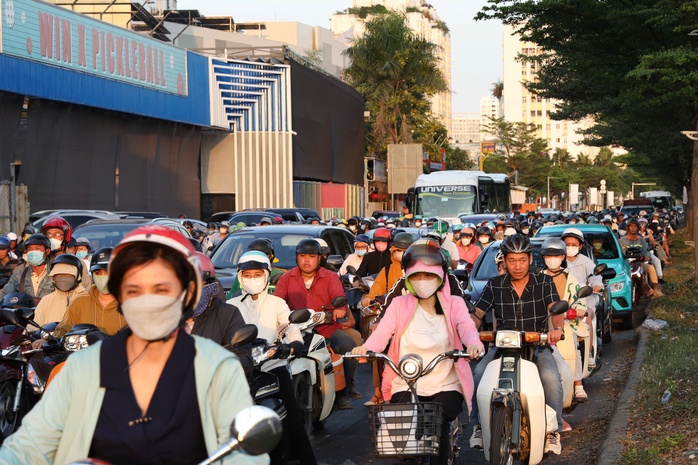 Hầm chui Nguyễn Văn Linh làm xong vẫn ùn tắc, vì sao?- Ảnh 6. Hầm chui Nguyễn Văn Linh làm xong vẫn ùn tắc, vì sao?- Ảnh 6.