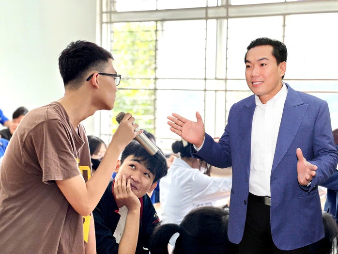 Diễn giả văn hóa Hồ Nhựt Quang nói về tình huống mất khả năng quản lý cảm xúc- Ảnh 1. Diễn giả văn hóa Hồ Nhựt Quang nói về tình huống mất khả năng quản lý cảm xúc- Ảnh 1.