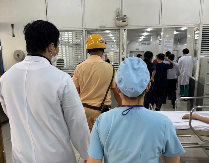 Đại úy CSGT TP HCM đưa bệnh nhân đến tận phòng cấp cứu- Ảnh 1. Đại úy CSGT TP HCM đưa bệnh nhân đến tận phòng cấp cứu- Ảnh 1.