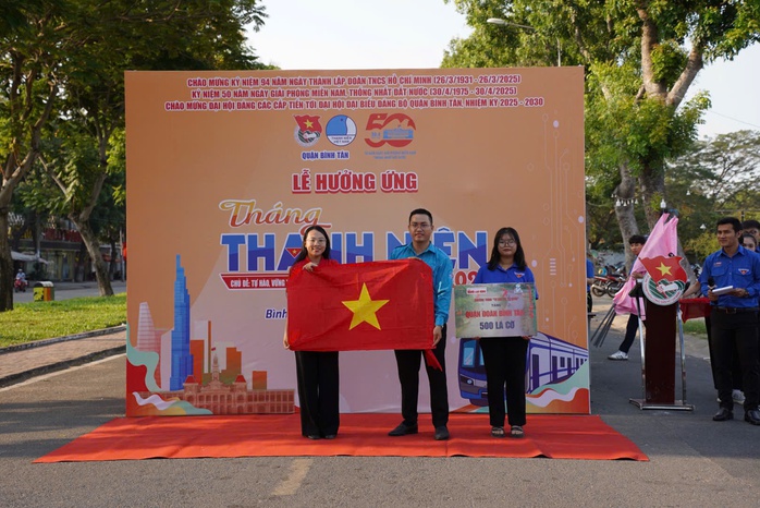 VIDEO: Báo Người Lao Động trao 500 lá cờ tặng Quận Đoàn Bình Tân- Ảnh 2. VIDEO: Báo Người Lao Động trao 500 lá cờ tặng Quận Đoàn Bình Tân- Ảnh 2.