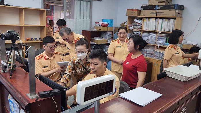 CLIP: Làm thủ tục cấp, đổi giấy phép lái xe ở TP HCM nhanh, thuận tiện - Ảnh 3.