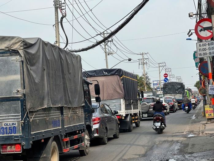 Ô tô 5 chỗ bốc cháy dữ dội ở TP HCM- Ảnh 3. Ô tô 5 chỗ bốc cháy dữ dội ở TP HCM- Ảnh 3.