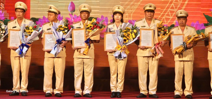Giám đốc Công an Bình Dương: Bắt tay ngay vào việc sau sắp xếp bộ máy mới- Ảnh 3. Giám đốc Công an Bình Dương: Bắt tay ngay vào việc sau sắp xếp bộ máy mới- Ảnh 3.