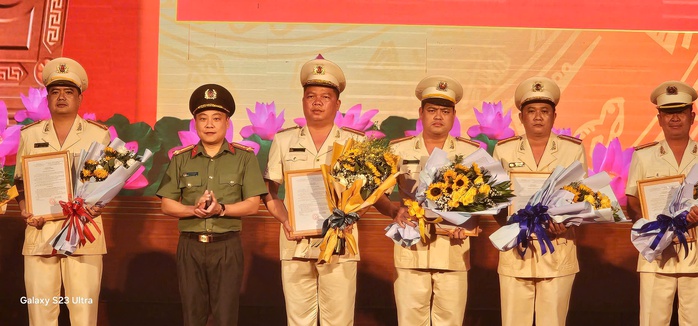 Giám đốc Công an Bình Dương: Bắt tay ngay vào việc sau sắp xếp bộ máy mới- Ảnh 4. Giám đốc Công an Bình Dương: Bắt tay ngay vào việc sau sắp xếp bộ máy mới- Ảnh 4.