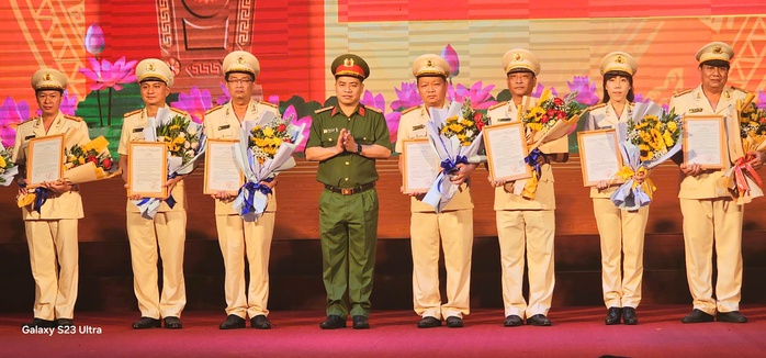 Giám đốc Công an Bình Dương: Bắt tay ngay vào việc sau sắp xếp bộ máy mới- Ảnh 5. Giám đốc Công an Bình Dương: Bắt tay ngay vào việc sau sắp xếp bộ máy mới- Ảnh 5.