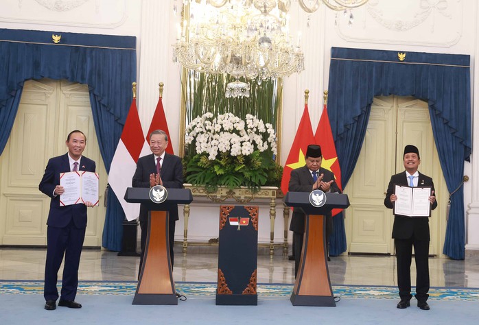 Tổng Bí thư Tô Lâm và Tổng thống Indonesia Prabowo Subianto chứng kiến lễ trao các văn kiện hợp tác hai nước Ảnh: TTXVN Tổng Bí thư Tô Lâm và Tổng thống Indonesia Prabowo Subianto chứng kiến lễ trao các văn kiện hợp tác hai nước Ảnh: TTXVN