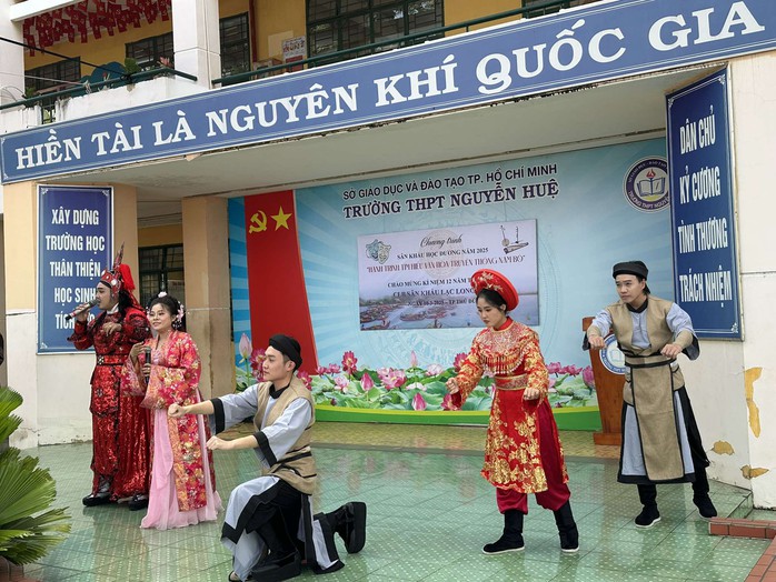 Nghệ sĩ tề tựu mừng CLB Sân khấu Lạc Long Quân tròn 12 tuổi- Ảnh 4. Nghệ sĩ tề tựu mừng CLB Sân khấu Lạc Long Quân tròn 12 tuổi- Ảnh 4.