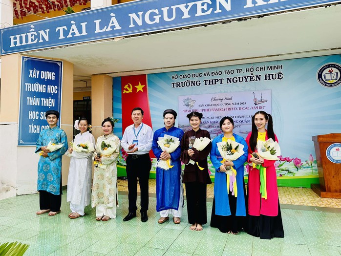 Nghệ sĩ tề tựu mừng CLB Sân khấu Lạc Long Quân tròn 12 tuổi- Ảnh 5. Nghệ sĩ tề tựu mừng CLB Sân khấu Lạc Long Quân tròn 12 tuổi- Ảnh 5.