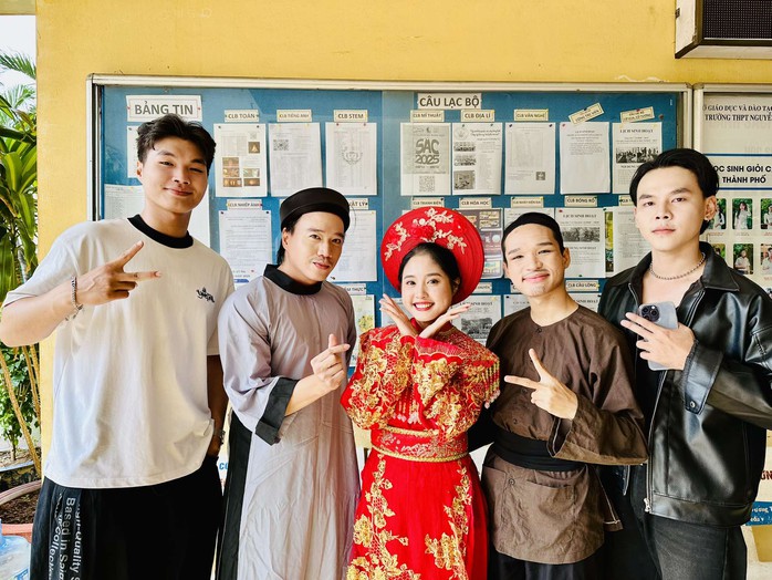 Nghệ sĩ tề tựu mừng CLB Sân khấu Lạc Long Quân tròn 12 tuổi- Ảnh 8. Nghệ sĩ tề tựu mừng CLB Sân khấu Lạc Long Quân tròn 12 tuổi- Ảnh 8.