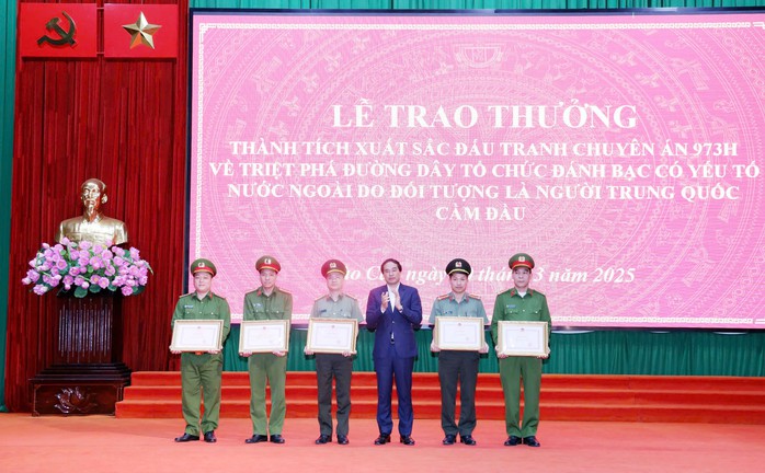 Thông tin mới vụ nhiều người Trung Quốc đánh bạc tới 720 tỉ đồng tại câu lạc bộ thể thao- Ảnh 1. Thông tin mới vụ nhiều người Trung Quốc đánh bạc tới 720 tỉ đồng tại câu lạc bộ thể thao- Ảnh 1.