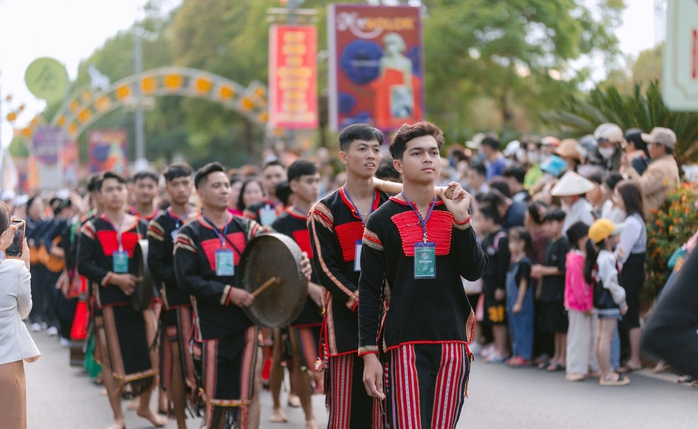Cận cảnh hàng vạn người chen chân tại Lễ hội đường phố - Lễ hội cà phê Buôn Ma Thuột- Ảnh 2. Cận cảnh hàng vạn người chen chân tại Lễ hội đường phố - Lễ hội cà phê Buôn Ma Thuột- Ảnh 2.