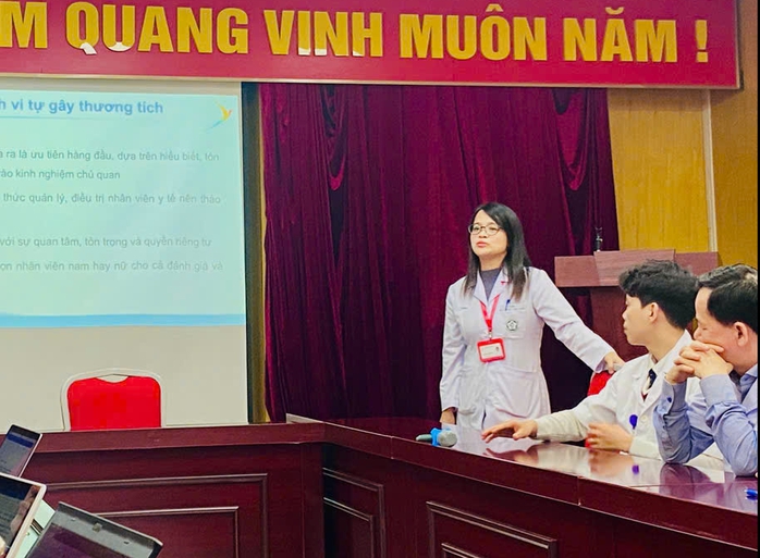 Bạn học phát hiện nữ sinh 15 tuổi vào nhà vệ sinh tự rạch tay- Ảnh 2. Bạn học phát hiện nữ sinh 15 tuổi vào nhà vệ sinh tự rạch tay- Ảnh 2.