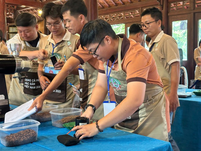 36 thí sinh tranh tài rang cà phê đặc sản- Ảnh 1. 36 thí sinh tranh tài rang cà phê đặc sản- Ảnh 1.
