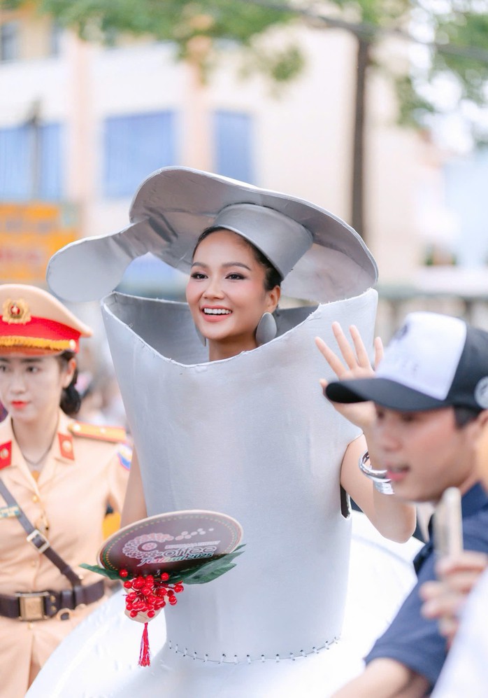 Cận cảnh hàng vạn người chen chân tại Lễ hội đường phố - Lễ hội cà phê Buôn Ma Thuột- Ảnh 6. Cận cảnh hàng vạn người chen chân tại Lễ hội đường phố - Lễ hội cà phê Buôn Ma Thuột- Ảnh 6.