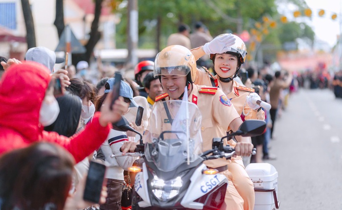 Cận cảnh hàng vạn người chen chân tại Lễ hội đường phố - Lễ hội cà phê Buôn Ma Thuột- Ảnh 10. Cận cảnh hàng vạn người chen chân tại Lễ hội đường phố - Lễ hội cà phê Buôn Ma Thuột- Ảnh 10.
