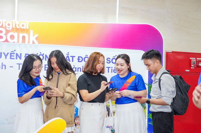 TP HCM khánh thành tuyến Metro số 1, Vikki Digital Bank cấp 100.000 thẻ miễn phí cho người dân- Ảnh 3. TP HCM khánh thành tuyến Metro số 1, Vikki Digital Bank cấp 100.000 thẻ miễn phí cho người dân- Ảnh 3.