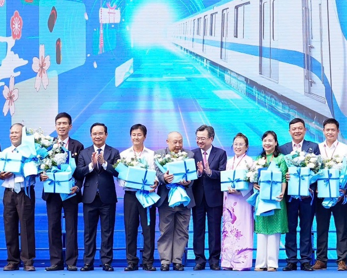 TP HCM khánh thành tuyến Metro số 1, Vikki Digital Bank cấp 100.000 thẻ miễn phí cho người dân- Ảnh 2. TP HCM khánh thành tuyến Metro số 1, Vikki Digital Bank cấp 100.000 thẻ miễn phí cho người dân- Ảnh 2.