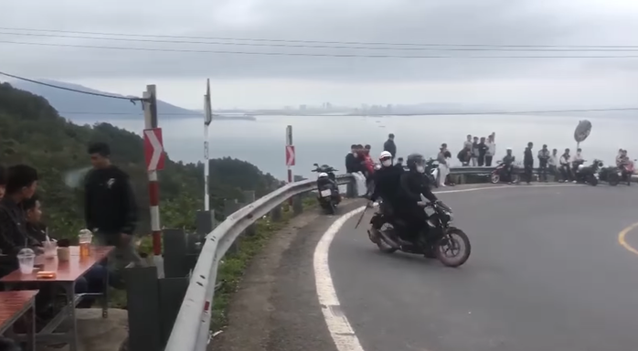 Triệu tập nhóm người đuổi chém gây náo loạn “khúc cua tử thần” đèo Hải Vân- Ảnh 1. Triệu tập nhóm người đuổi chém gây náo loạn “khúc cua tử thần” đèo Hải Vân- Ảnh 1.