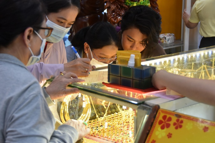 Giá vàng miếng SJC và vàng nhẫn biến động lạ sáng nay- Ảnh 1. Giá vàng miếng SJC và vàng nhẫn biến động lạ sáng nay- Ảnh 1.