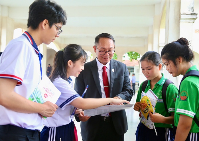 Học sinh cười tít mắt vì được “thần tượng” tư vấn hướng nghiệp- Ảnh 4. Học sinh cười tít mắt vì được “thần tượng” tư vấn hướng nghiệp- Ảnh 4.