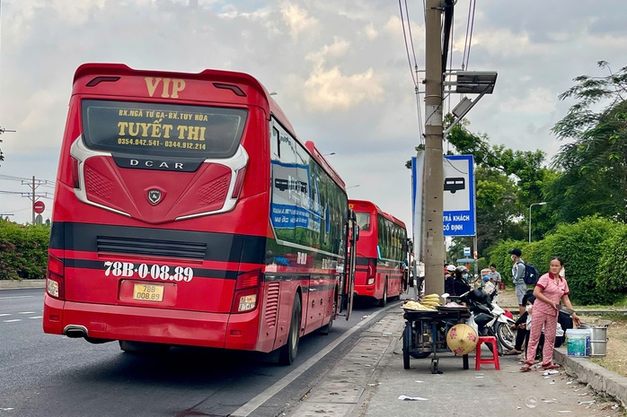 Choáng với cả trăm xe khách bát nháo: Cảnh sát giao thông nói thường xuyên xử lý- Ảnh 3. Choáng với cả trăm xe khách bát nháo: Cảnh sát giao thông nói thường xuyên xử lý- Ảnh 3.