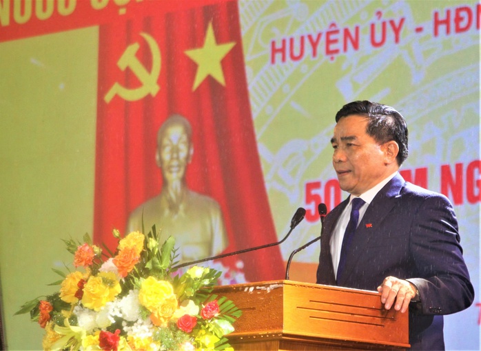 Ngàn người đội mưa dự lễ kỷ niệm 50 năm Ngày giải phóng Tiên Phước- Ảnh 1. Ngàn người đội mưa dự lễ kỷ niệm 50 năm Ngày giải phóng Tiên Phước- Ảnh 1.