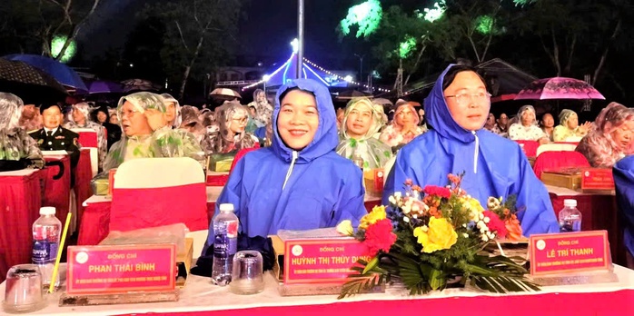 Ngàn người đội mưa dự lễ kỷ niệm 50 năm Ngày giải phóng Tiên Phước- Ảnh 4. Ngàn người đội mưa dự lễ kỷ niệm 50 năm Ngày giải phóng Tiên Phước- Ảnh 4.