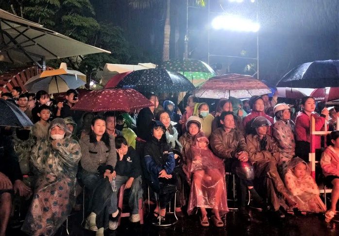 Ngàn người đội mưa dự lễ kỷ niệm 50 năm Ngày giải phóng Tiên Phước- Ảnh 5. Ngàn người đội mưa dự lễ kỷ niệm 50 năm Ngày giải phóng Tiên Phước- Ảnh 5.