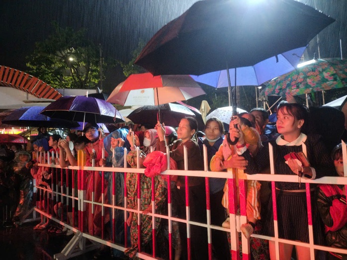 Ngàn người đội mưa dự lễ kỷ niệm 50 năm Ngày giải phóng Tiên Phước- Ảnh 7. Ngàn người đội mưa dự lễ kỷ niệm 50 năm Ngày giải phóng Tiên Phước- Ảnh 7.